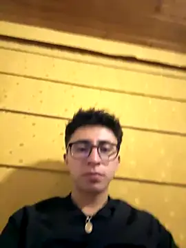 Snapshot of CamiRojas_boy chatting on 09-23-25, 04:04 CamiRojas boy online show from 09-23-25, 04:04