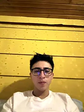 Snapshot of CamiRojas_boy chatting on 09-28-25, 04:29 CamiRojas boy online show from 09-28-25, 04:29