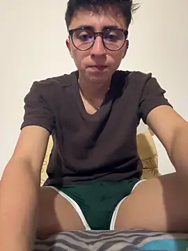 Snapshot of CamiRojas_boy chatting on 10-13-25, 04:12 CamiRojas boy online show from 10-13-25, 04:12