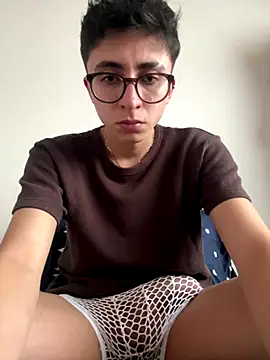 Snapshot of CamiRojas_boy chatting on 10-21-25, 08:53 CamiRojas boy online show from 10-21-25, 08:53