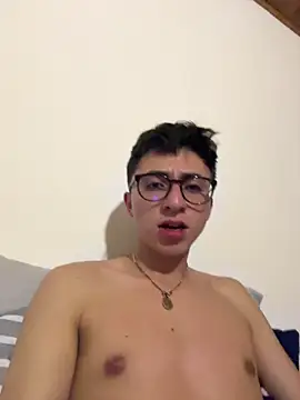 Snapshot of CamiRojas_boy chatting on 10-24-25, 04:09 CamiRojas boy online show from 10-24-25, 04:09