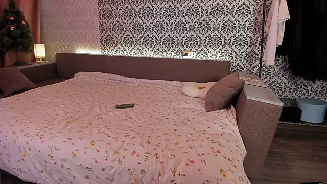 Snapshot of Sweet_p1ays chatting on 12-19-24, 04:34 Sweet p1ays online show from 12-19-24, 04:34