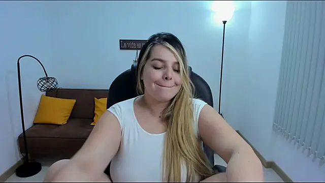 Snapshot of camiilaa1 chatting on 02-08-25, 07:59 camiilaa1 online show from 02-08-25, 07:59