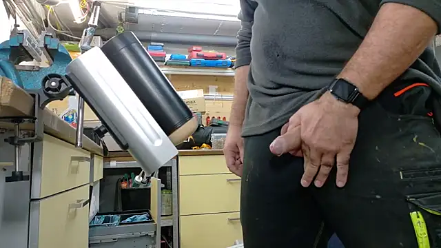 Snapshot of Nikeyone2 chatting on 10-29-25, 09:33 Nikeyone2 online show from 10-29-25, 09:33