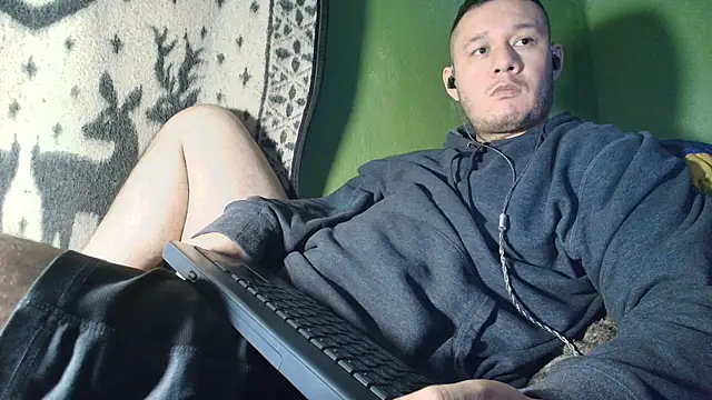 Snapshot of sweet_cock28 chatting on 06-07-26, 03:32 sweet cock28 online show from 06-07-26, 03:32