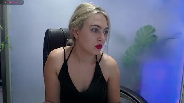 Snapshot of AvaBlue_ chatting on 12-06-24, 11:00 AvaBlue online show from 12-06-24, 11:00