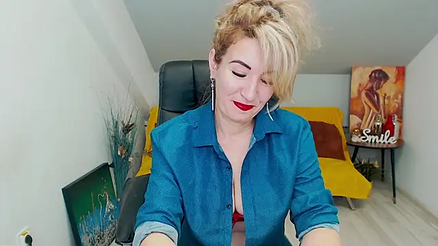 Snapshot of Cassandra_Hotty chatting on 01-20-25, 04:32 Cassandra Hotty online show from 01-20-25, 04:32