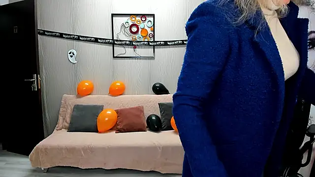 Snapshot of Cassandra_Hotty chatting on 10-28-25, 04:05 Cassandra Hotty online show from 10-28-25, 04:05