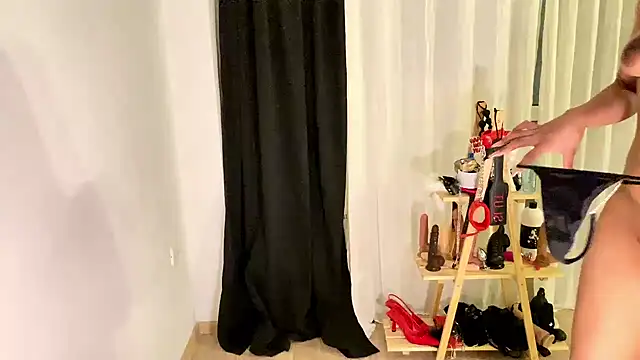 Snapshot of Nisha2708 chatting on 12-31-24, 08:23 Nisha2708 online show from 12-31-24, 08:23