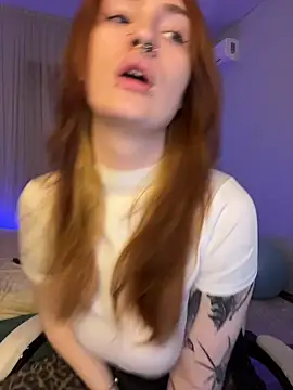 Snapshot of _Chlo__e chatting on 10-27-25, 09:30 Chlo e online show from 10-27-25, 09:30