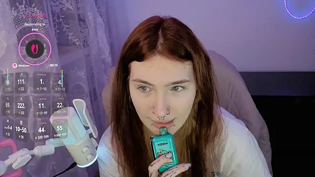 Snapshot of _Chlo__e chatting on 12-17-25, 03:29 Chlo e online show from 12-17-25, 03:29