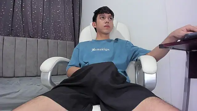 Snapshot of The_skinnyguys chatting on 01-24-25, 10:19 The skinnyguys online show from 01-24-25, 10:19