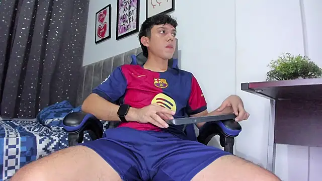 Snapshot of The_skinnyguys chatting on 11-11-25, 10:43 The skinnyguys online show from 11-11-25, 10:43