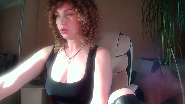 Snapshot of Roxolana_Drim chatting on 04-26-26, 10:02 Roxolana Drim online show from 04-26-26, 10:02