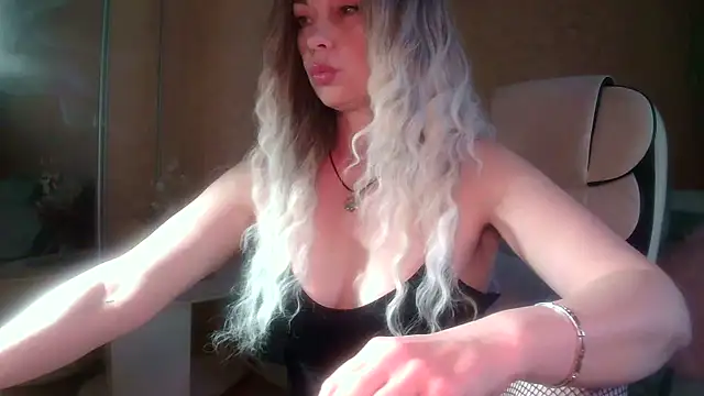 Snapshot of Roxolana_Drim chatting on 04-27-26, 10:02 Roxolana Drim online show from 04-27-26, 10:02
