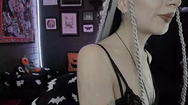 Snapshot of insania_9999_ chatting on 12-15-25, 04:44 insania 9999 online show from 12-15-25, 04:44