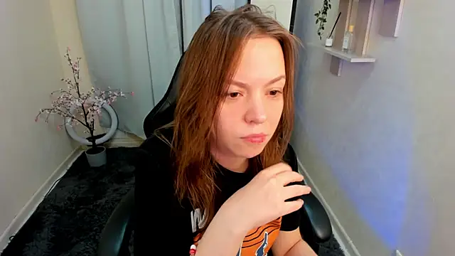 Snapshot of Persephoni chatting on 06-14-26, 06:15 Persephoni online show from 06-14-26, 06:15