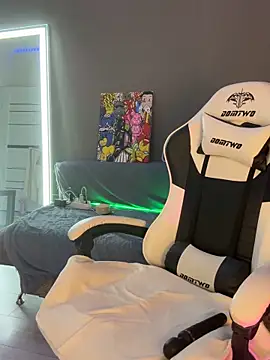 julia fly online show from 11-20-25, 04:23