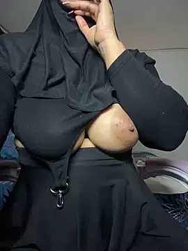 Snapshot of Jameela chatting on 02-07-25, 12:09 Jameela online show from 02-07-25, 12:09