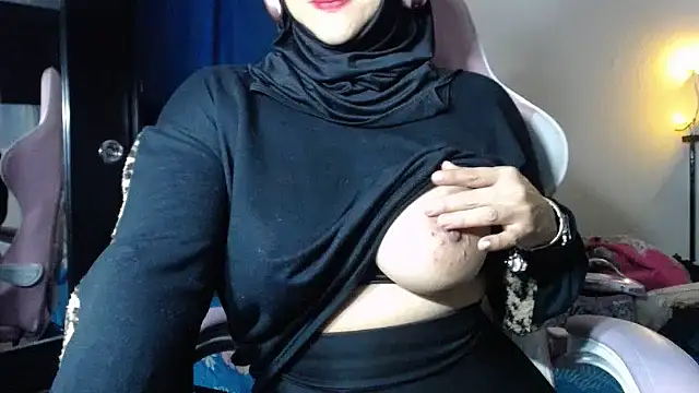 Snapshot of Jameela chatting on 02-14-25, 01:56 Jameela online show from 02-14-25, 01:56