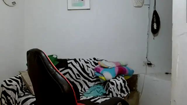 Snapshot of angelamarie1 chatting on 04-07-26, 10:48 angelamarie1 online show from 04-07-26, 10:48