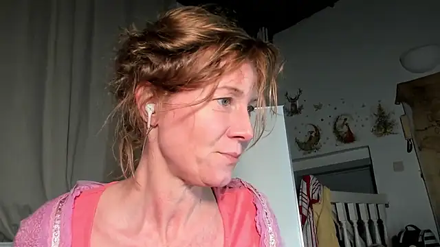 Snapshot of Lola_Belgium chatting on 02-06-25, 05:30 Lola Belgium online show from 02-06-25, 05:30