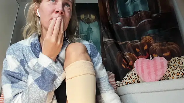 Snapshot of Lola_Belgium chatting on 10-31-25, 07:20 Lola Belgium online show from 10-31-25, 07:20