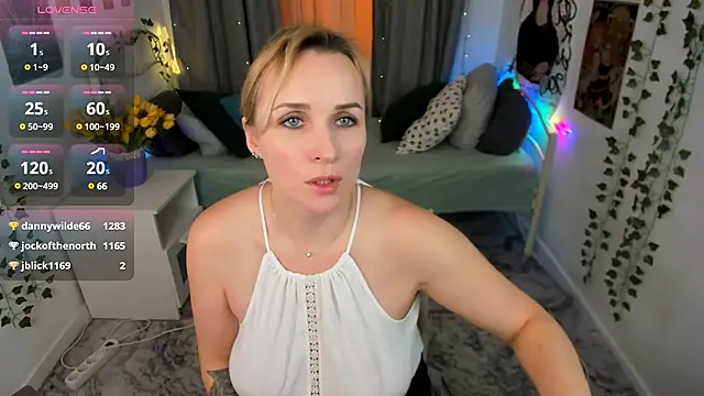 Snapshot of Karinella_x chatting on 03-10-25, 03:56 Karinella x online show from 03-10-25, 03:56