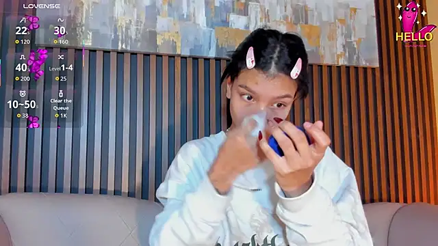 LauraAristizabal online show from 11-15-25, 12:34