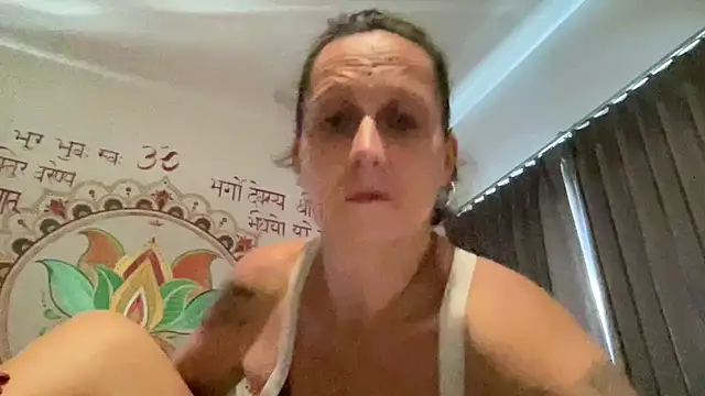 Snapshot of Sexy-Mel chatting on 12-04-25, 05:17 Sexy-Mel online show from 12-04-25, 05:17