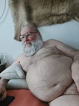 Snapshot of SexySantaC chatting on 04-18-26, 06:17 SexySantaC online show from 04-18-26, 06:17