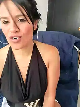 Snapshot of zhayra_rose chatting on 12-14-24, 04:20 zhayra rose online show from 12-14-24, 04:20