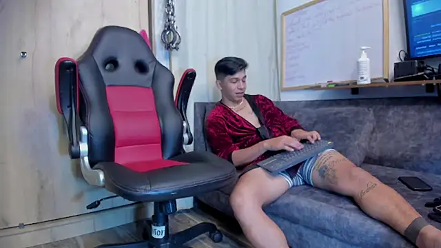 Snapshot of sophieandmarkls chatting on 12-28-24, 01:18 sophieandmarkls online show from 12-28-24, 01:18