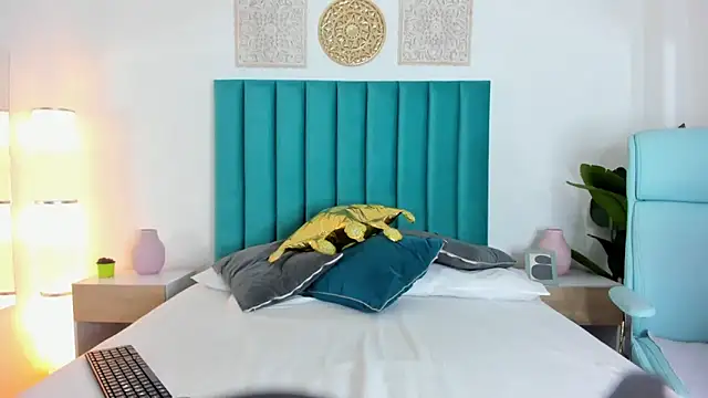 LiamCharlotte45 online show from 03-18-25, 04:04