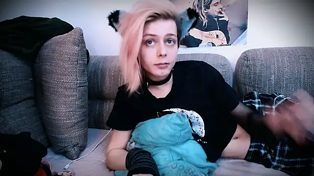 Littlepinkcat online show from 10-27-25, 02:43