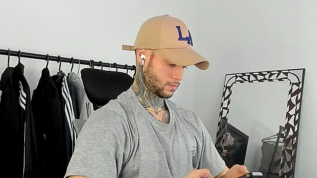  jamesleandros1 online show from 12-14-25, 07:51