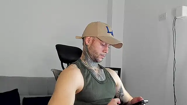 Snapshot of _jamesleandros1 chatting on 07-19-26, 08:01 jamesleandros1 online show from 07-19-26, 08:01