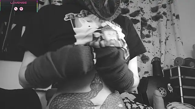 Snapshot of Silentmary chatting on 11-21-25, 01:10 Silentmary online show from 11-21-25, 01:10