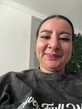 Snapshot of Abril_Luv chatting on 12-15-25, 01:26 Abril Luv online show from 12-15-25, 01:26