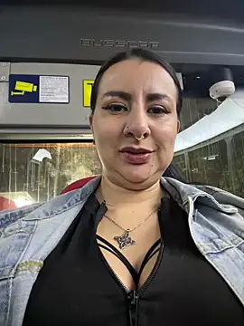 Snapshot of Abril_Luv chatting on 12-20-25, 12:40 Abril Luv online show from 12-20-25, 12:40