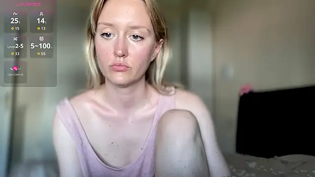 Snapshot of iilovetomatoes chatting on 09-20-25, 01:45 iilovetomatoes online show from 09-20-25, 01:45