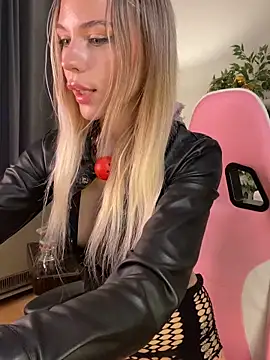 Snapshot of KittyKatyDream chatting on 12-22-25, 04:15 KittyKatyDream online show from 12-22-25, 04:15