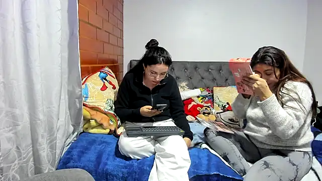  girls on fire  online show from 12-22-25, 11:02