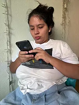 Snapshot of moncerrat_luna chatting on 05-14-26, 01:29 moncerrat luna online show from 05-14-26, 01:29