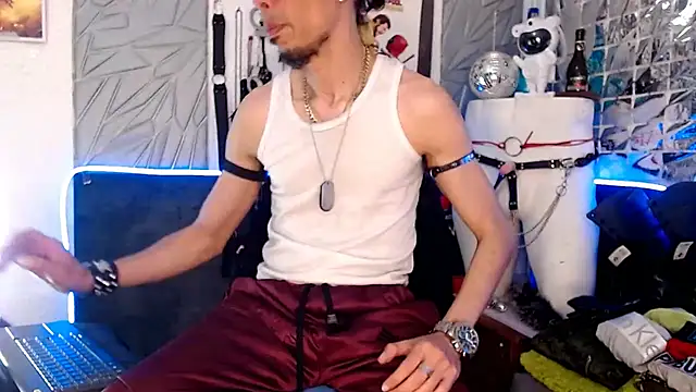 Snapshot of Mensecret69 chatting on 03-18-25, 01:00 Mensecret69 online show from 03-18-25, 01:00