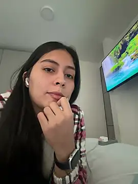 Snapshot of Sophie__Foxxx chatting on 03-25-26, 01:06 Sophie Foxxx online show from 03-25-26, 01:06