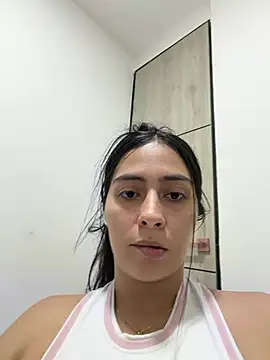 Snapshot of Sophie__Foxxx chatting on 06-17-26, 01:52 Sophie Foxxx online show from 06-17-26, 01:52
