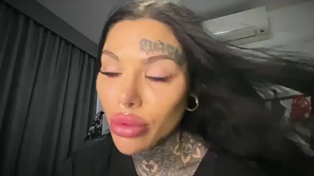 claudiacvc95 online show from 10-28-25, 03:43