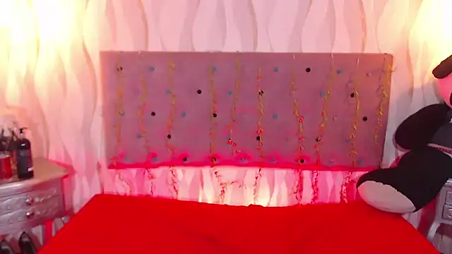 Snapshot of IsabelaLatina chatting on 10-19-25, 07:36 IsabelaLatina online show from 10-19-25, 07:36