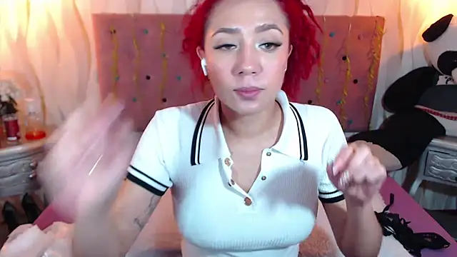 Snapshot of IsabelaLatina chatting on 10-22-25, 02:17 IsabelaLatina online show from 10-22-25, 02:17